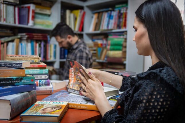 Akademisyen ve yazar Münci Kapani’nin 400 kitabını ailesi kampanyaya bağışladı