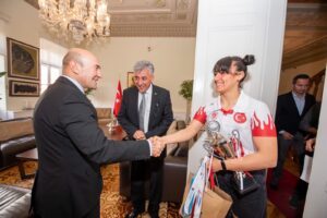 Başkan Soyer genç dövüş şampiyonu Gürel’i ağırladı