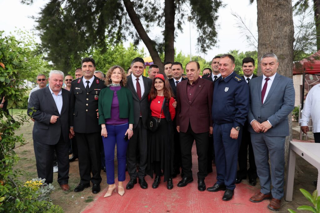 Aliağa’da Mülki Erkan ve Vatandaşlar Engelsiz Kafe’de Bayramlaştı