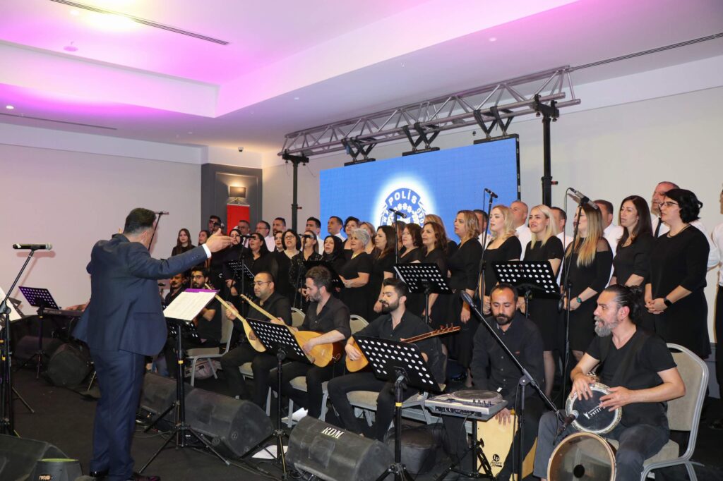 Aliağa’da ‘Telsizden Sesler Korosu’ndan muhteşem konser