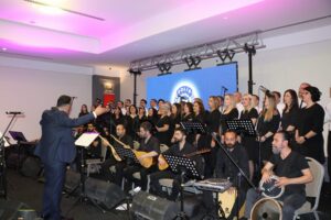 Aliağa’da ‘Telsizden Sesler Korosu’ndan muhteşem konser