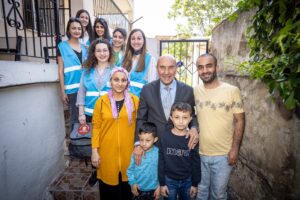 İzmir Büyükşehir Belediyesi annelerin yanında