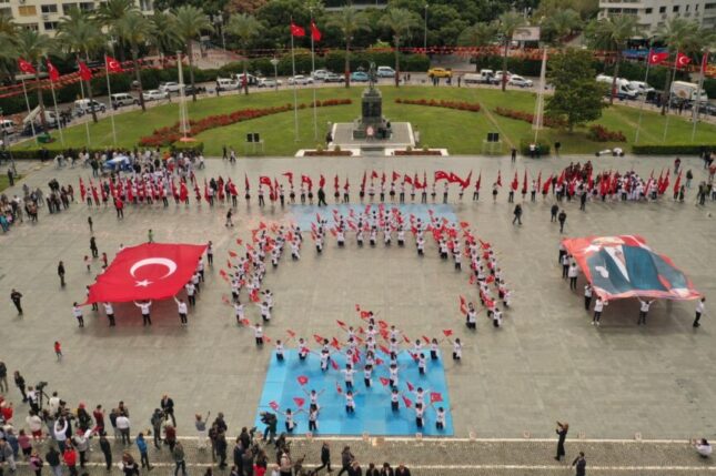 İzmir’de coşkulu 19 Mayıs kutlaması