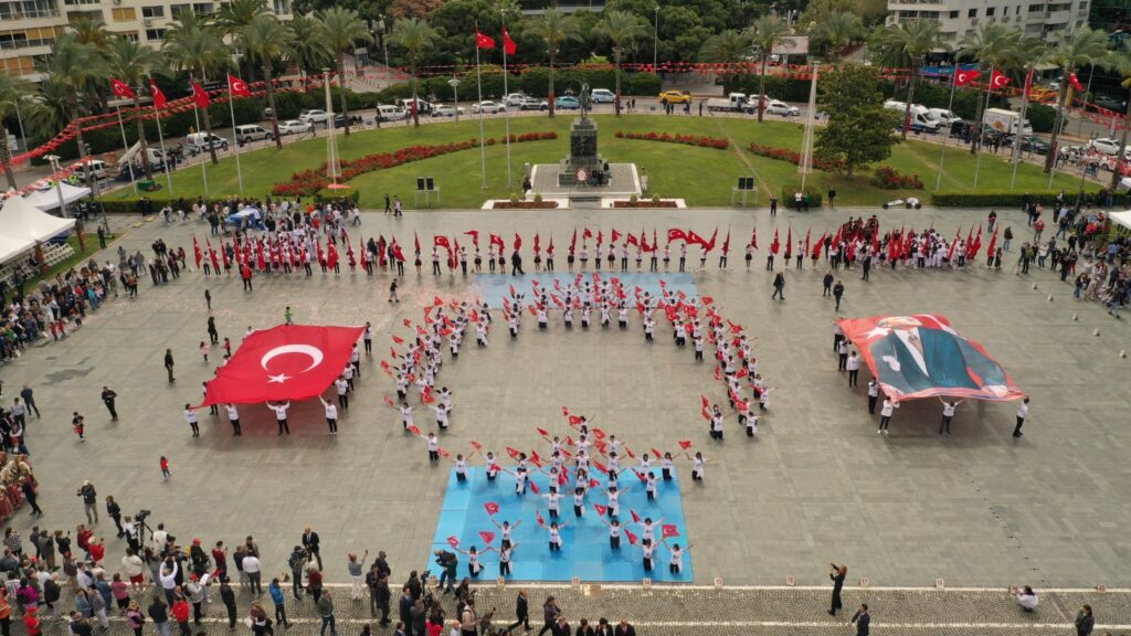 İzmir’de coşkulu 19 Mayıs kutlaması