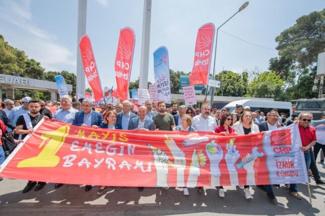 Başkan Soyer 1 Mayıs’ı emekçilerle meydanda kutladı
