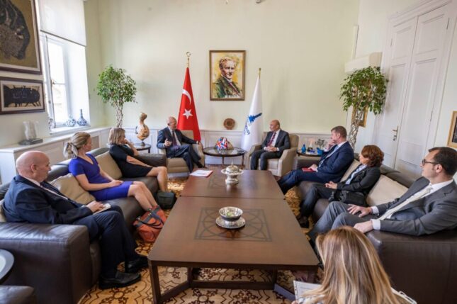 İngiltere Büyükelçisi’nden İzmir Büyükşehir Belediyesi’ne ziyaret 