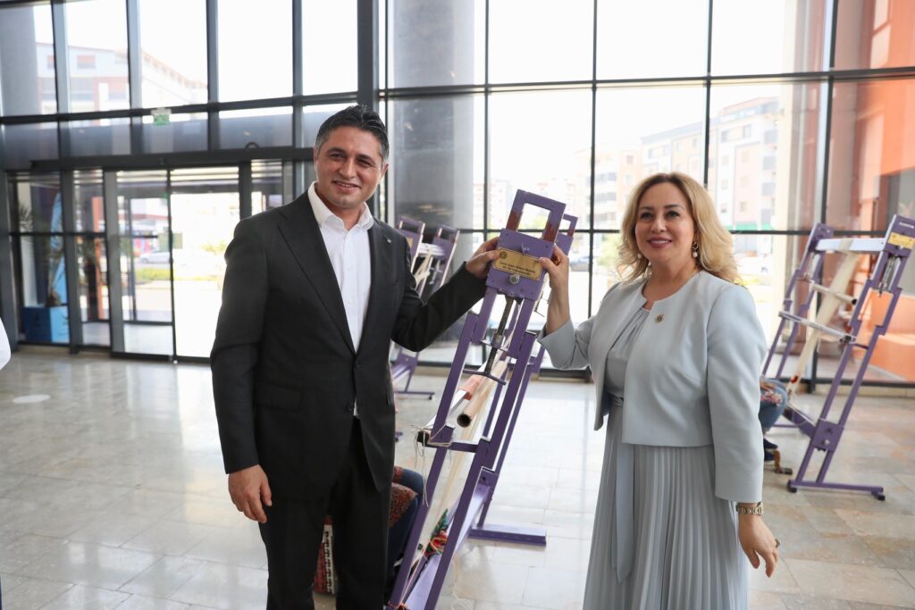 Aliağa Gençlik Merkezi’nde Tarihi Helvacı Kilimi Sergisi