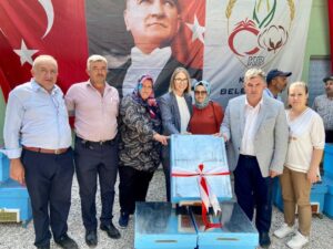 AK PARTİ İZMİR MİLLETVEKİLİ CEYDA BÖLÜNMEZ ÇANKIRI KINIK’TA HİBE ARI KOVANI DAĞITIMINA KATILDI