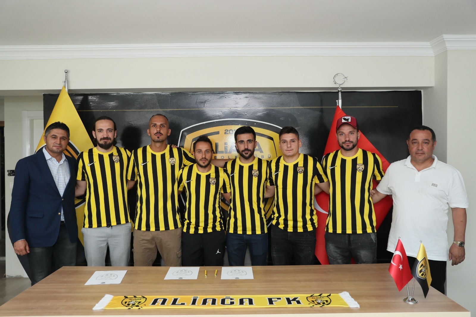 Aliağaspor FK 6 İsimle Sözleşme İmzaladı