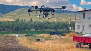 KINIK BELEDİYESİ’NDEN LARVA VE UÇKUNLARA KARŞI DRONE İLE MÜCADELE