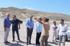 BERTO YÖNETİMİ, KURULMA AŞAMASINDAKİ DİKİLİ TDİOSB’Yİ YERİNDE İNCELEDİ