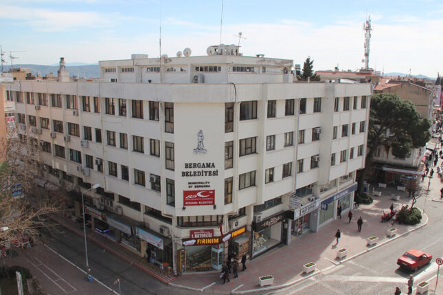 Deprem nedeniyle boşaltılan Bergama belediye binası için karar bu ay sonunda verilecek 