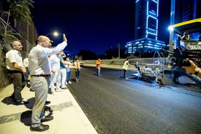 Başkan Tunç Soyer asfalt serim çalışmalarını inceledi