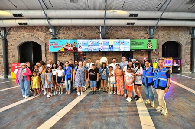İzmir Büyükşehir Belediyesi şehit ve gazi çocuklarını sinemayla buluşturdu