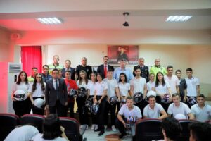 KINIK’TA LİSE ÖĞRENCİLERİNE TRAFİK EĞİTİMİ VERİLDİ! KASK  HEDİYE EDİLDİ