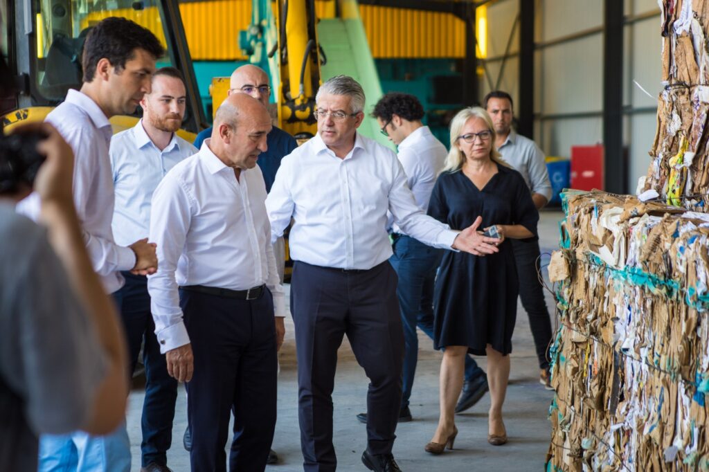 Başkan Soyer İzDönüşüm tesisini ziyaret etti