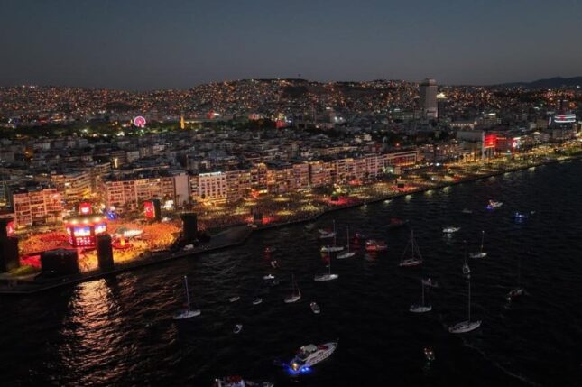 İzmir’in kurtuluşunun 100. yılında tarihe geçen kutlama yapıldı