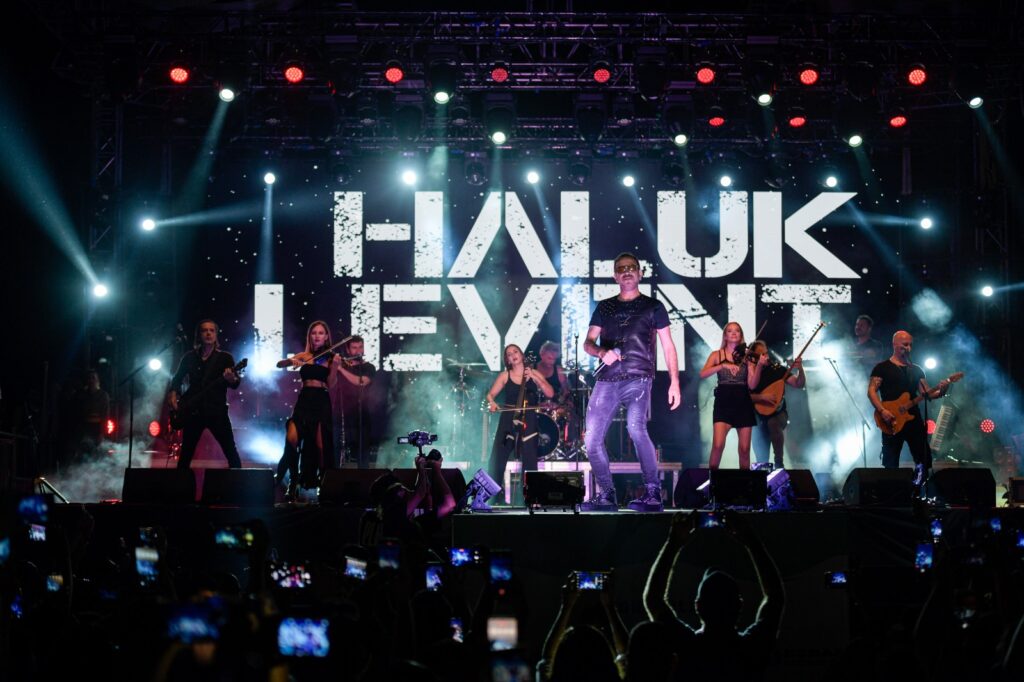 İEF Çim Konserleri’nde finali Haluk Levent yaptı