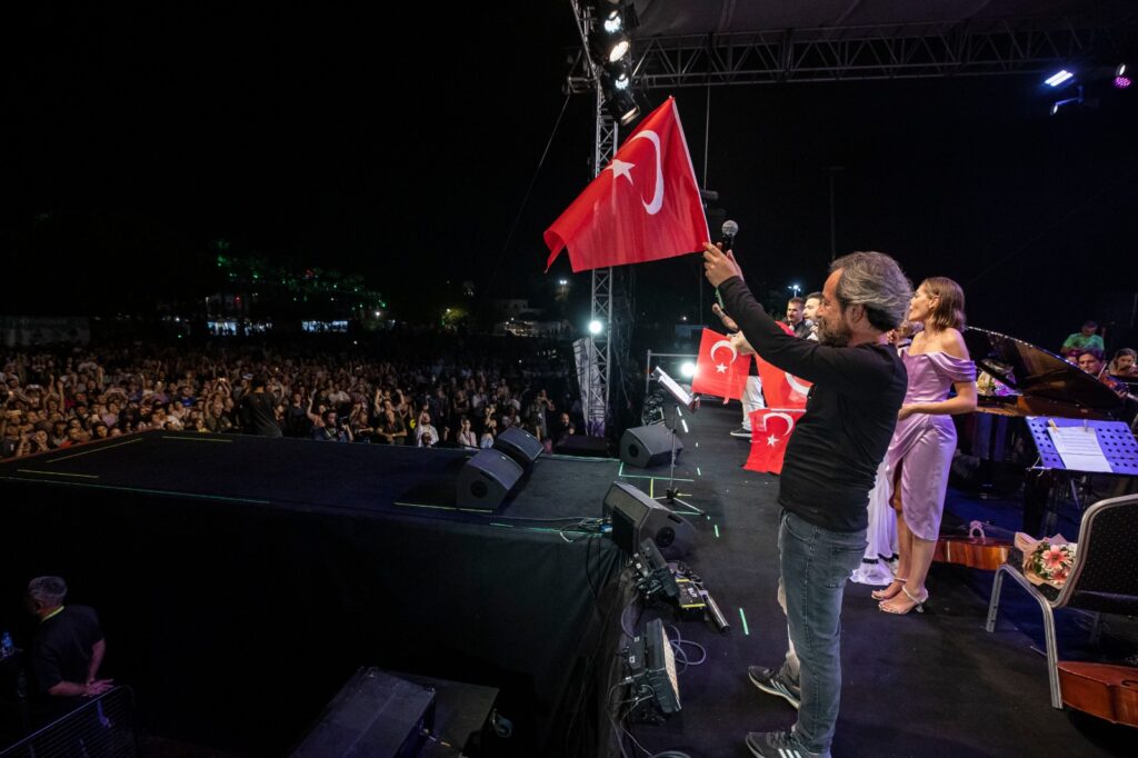 Kurtuluşun ezgileri Kültürpark’tan yükseldi