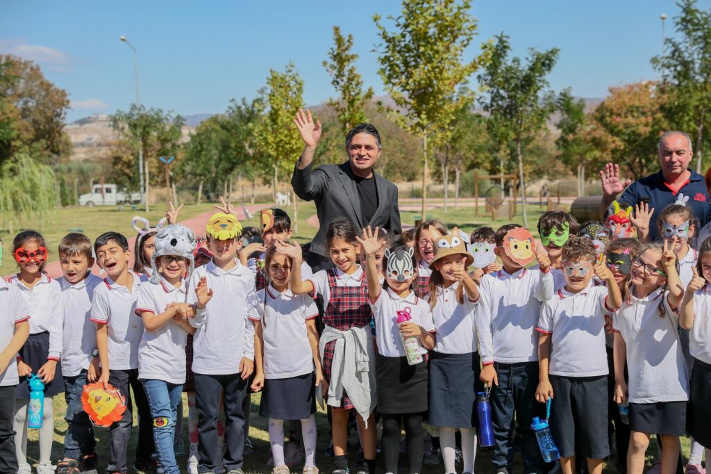 Aliağalı Minikler Pati Park’ta Sevimli Dostlar İle Bir Araya Geldi