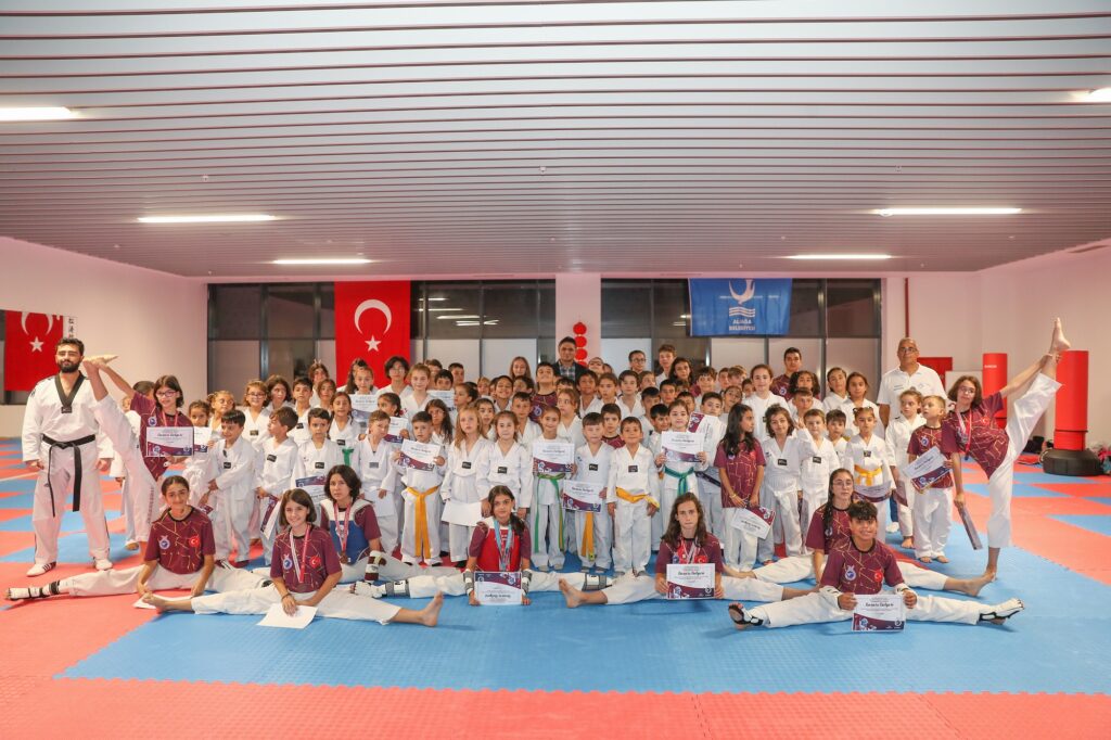 Aliağalı Minik Yüzücü ve Taekwondoculara Başarı Belgesi