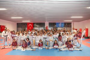 Aliağalı Minik Yüzücü ve Taekwondoculara Başarı Belgesi
