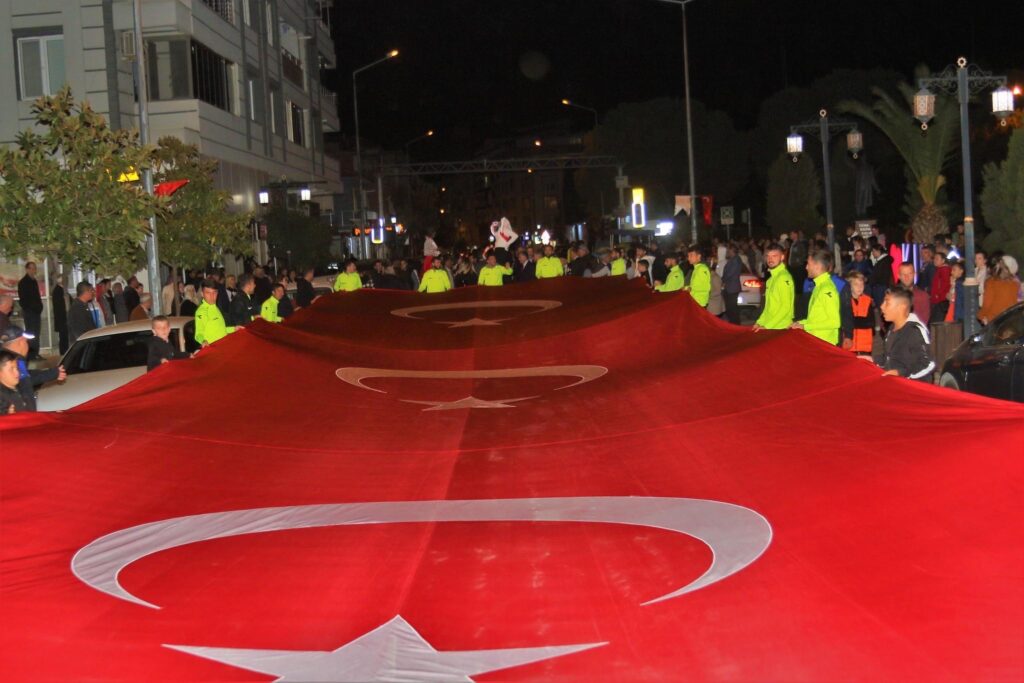 KINIKLILAR CUMHURİYETİ KIRMIZI BEYAZ KUTLADI