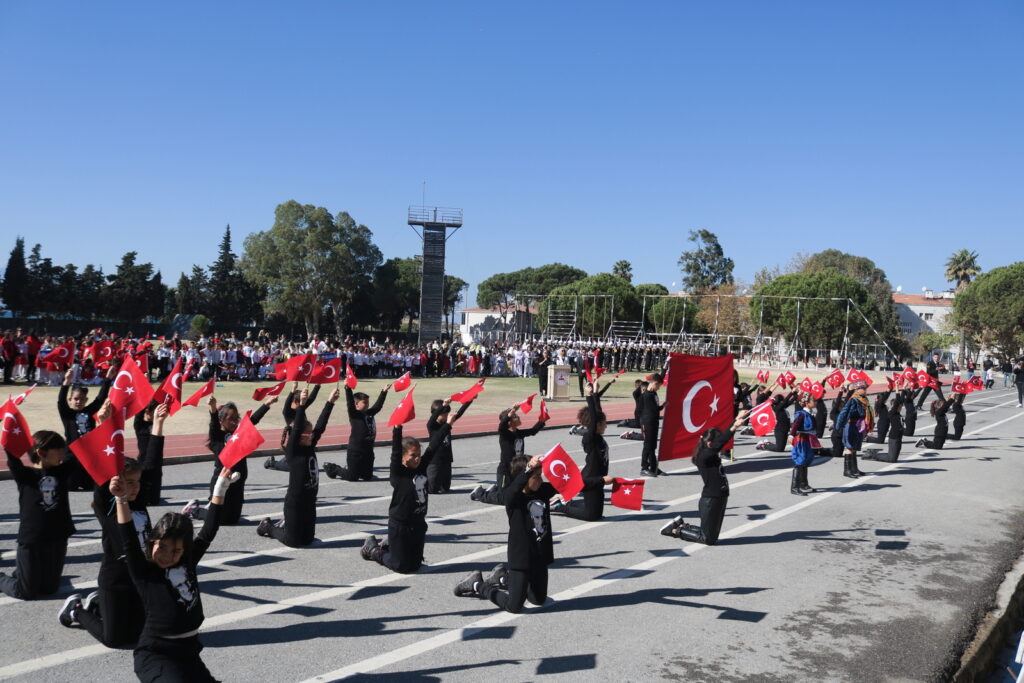 FOÇADA ORDU MİLLET ELELE CUMHURİYETİ KUTLADI