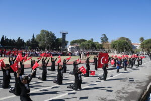 FOÇADA ORDU MİLLET ELELE CUMHURİYETİ KUTLADI