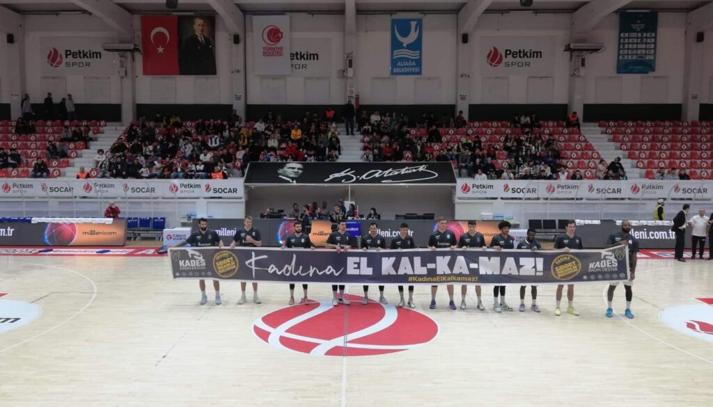 ALİAĞA İLÇE EMNİYET MÜDÜRLÜĞÜ’NDEN BASKETBOL MAÇINDA ANLAMLI PANKART