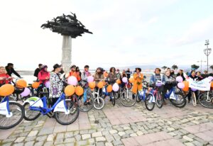 İzmirli kadınlar şiddete karşı farkındalık için pedal çevirdi