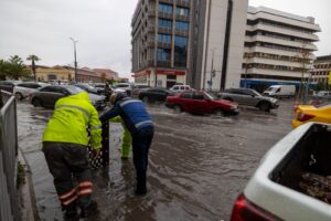 Aşırı yağış alan bölgelere anında müdahale ediliyor