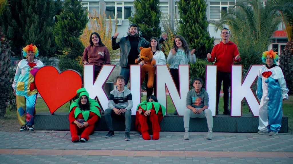 Kınık Kaan Efe Gönüllülerinden SMA Tip 1 Hastası Kaan Efe’ye Şarkılı Destek