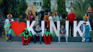 Kınık Kaan Efe Gönüllülerinden SMA Tip 1 Hastası Kaan Efe’ye Şarkılı Destek
