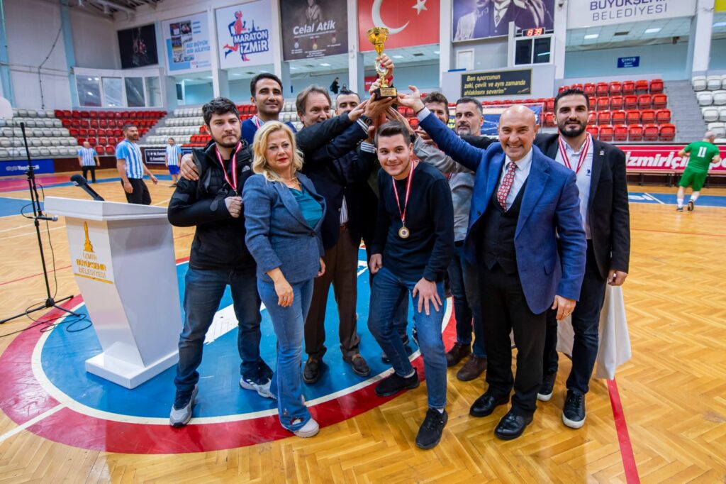 Basın Ligi’nin dostluk maçında başlama vuruşu Başkan Soyer’den