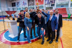 Basın Ligi’nin dostluk maçında başlama vuruşu Başkan Soyer’den