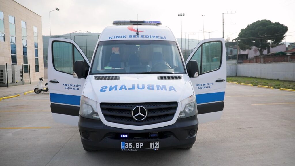 HASTA SERVİS VE NAKİL ARACI HASTALARIN KAPISINDA