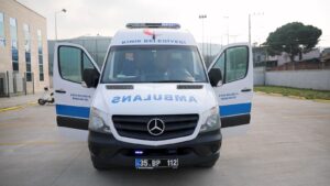 HASTA SERVİS VE NAKİL ARACI HASTALARIN KAPISINDA