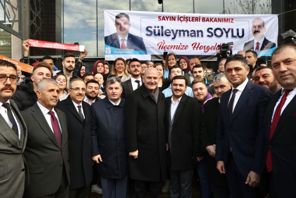 BAKAN SÜLEYMAN SOYLU KINIK’TA MUHTARLAR İLE BULUŞTU.