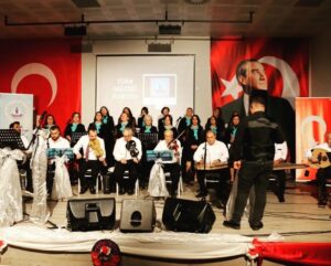 KINIK’TA “ŞARKILAR BİZİ SÖYLER BİZ DE ŞARKI SÖYLERİZ” KONSERİ YOĞUN İLGİ GÖRDÜ
