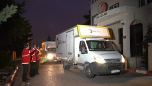 KIZILAY DEPREM BÖLGESİNDEKİ SAĞLIK HİZMETLERİNİ TAKVİYE EDİYOR