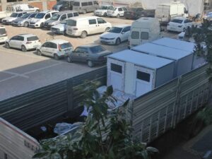 Kınık Belediyesi atölyelerinde seyyar banyo ve tuvalet üretip deprem bölgesine gönderiyor 