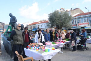 HUZUREVİ SAKİNLERİNDEN DEPREMZEDELERE EL EMEĞİ GÖZ NURU DESTEK
