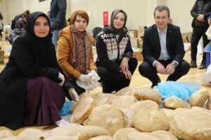 Eli öpülesi analar depremzedeler için Bergama’da ekmek pişiriyor