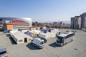 İzmir Büyükşehir Belediyesi Hatay’da mobil ameliyathaneli sahra hastanesi kurdu