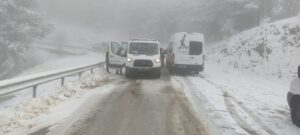 Karda mahsur kalanları İzmir Büyükşehir Belediyesi ekipleri kurtardı