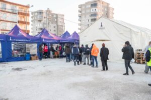 İzmir, Adıyamanlı yurttaşlarla el ele yaraları sarıyor