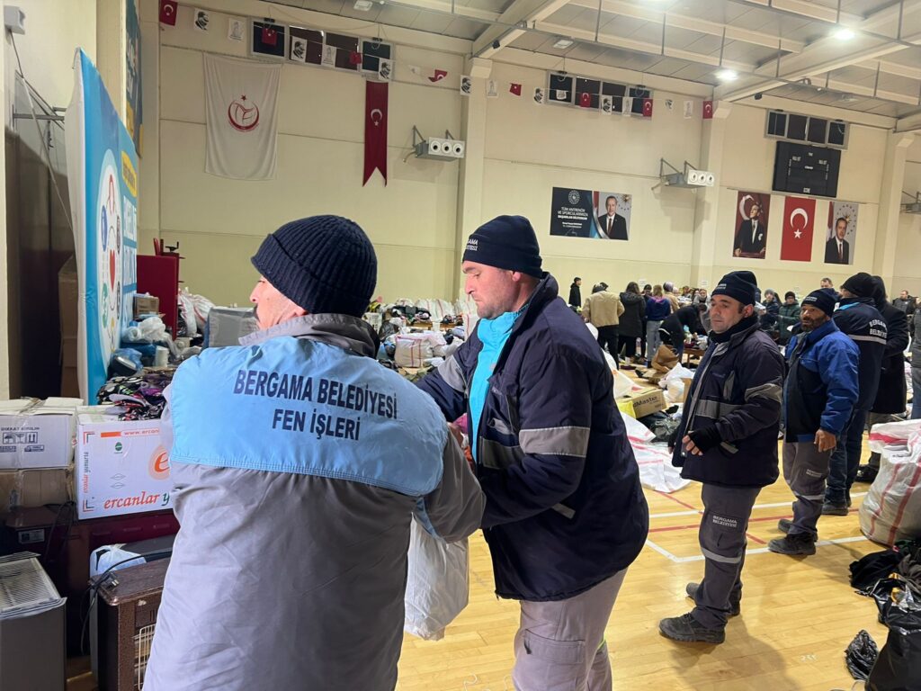 Bergama depremzedelere yardım kampanyasında tek yürek