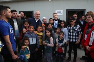 DEÜ ADI­YA­MAN’DA DEP­REMİN YA­RA­LA­RI­NI SA­RI­YOR