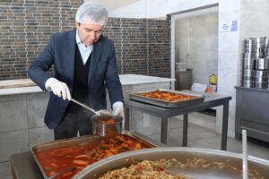 Bergama Belediyesi Aşevi’nden her gün 800 kişiye sıcak yemek